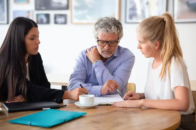 Free photo family legal advisor explaining document details to mature father and adult daughter